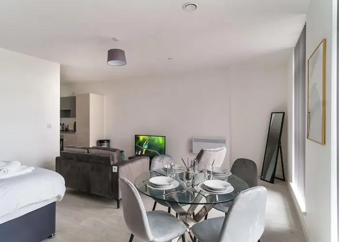 Modern In Salford Great Views Manchester