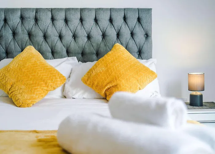 아파트 2 Bedroom Penthouse With Balcony By Host A 맨체스터