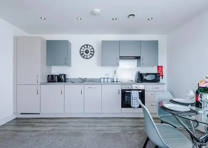 2 Bedroom Penthouse With Balcony By Host A