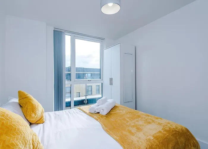 2 Bedroom Penthouse With Balcony By Host A 아파트 맨체스터