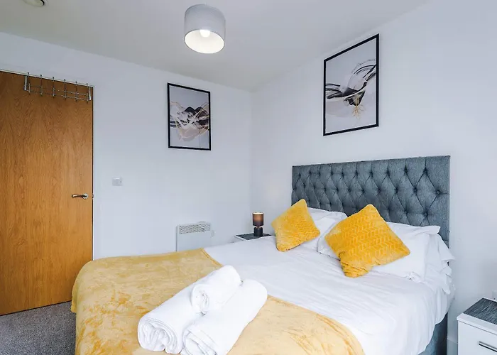 2 Bedroom Penthouse With Balcony By Host A Manchester