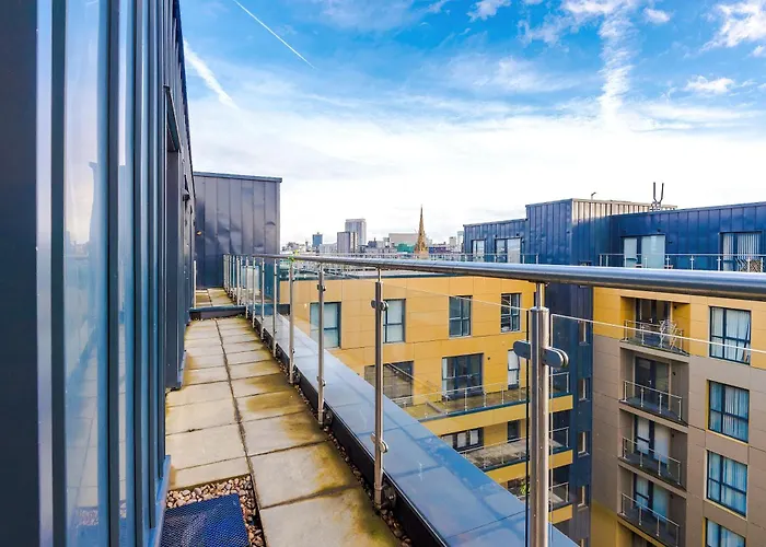 2 Bedroom Penthouse With Balcony By Host A