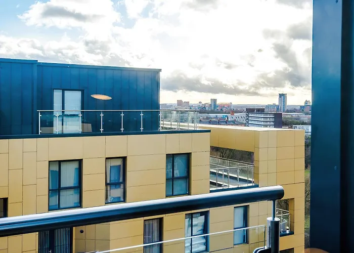 2 Bedroom Penthouse With Balcony By Host A