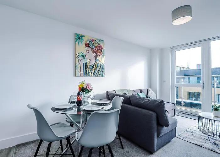 2 Bedroom Penthouse With Balcony By Host A Appartamento *