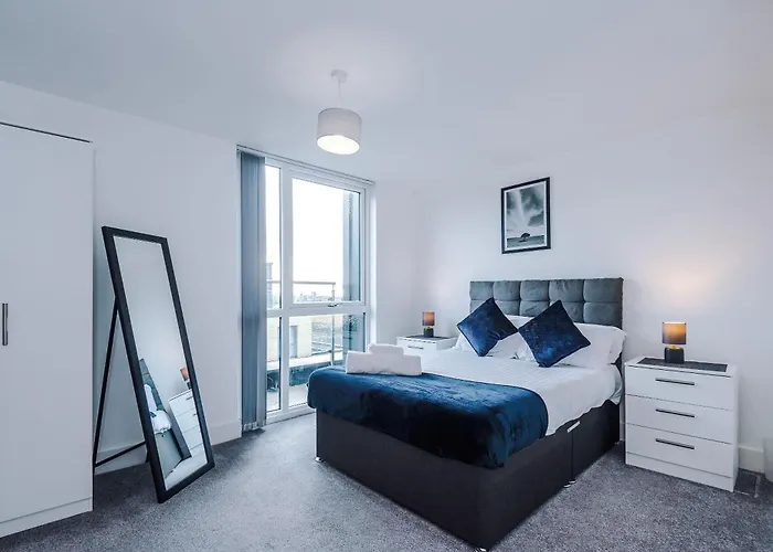 2 Bedroom Penthouse With Balcony By Host A