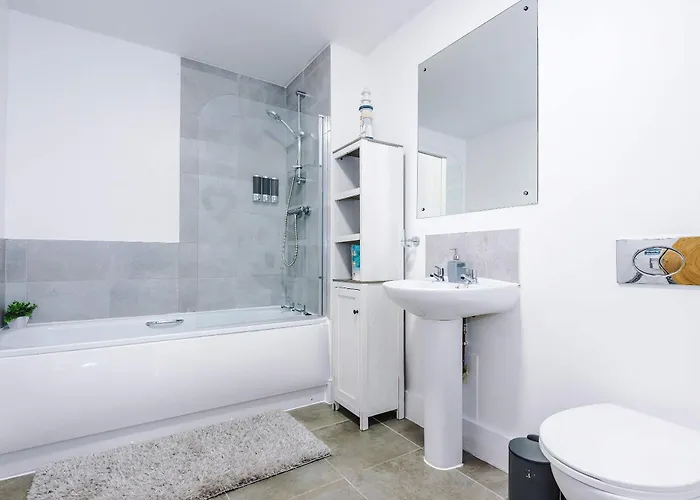 2 Bedroom Penthouse With Balcony By Host A