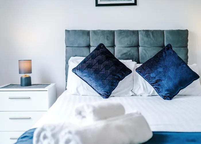 2 Bedroom Penthouse With Balcony By Host A * Manchester