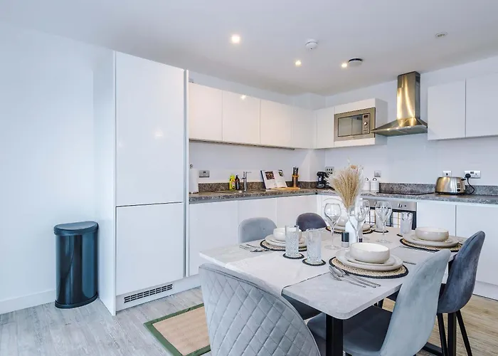 Modern 2 Bed With Balcony By Host A