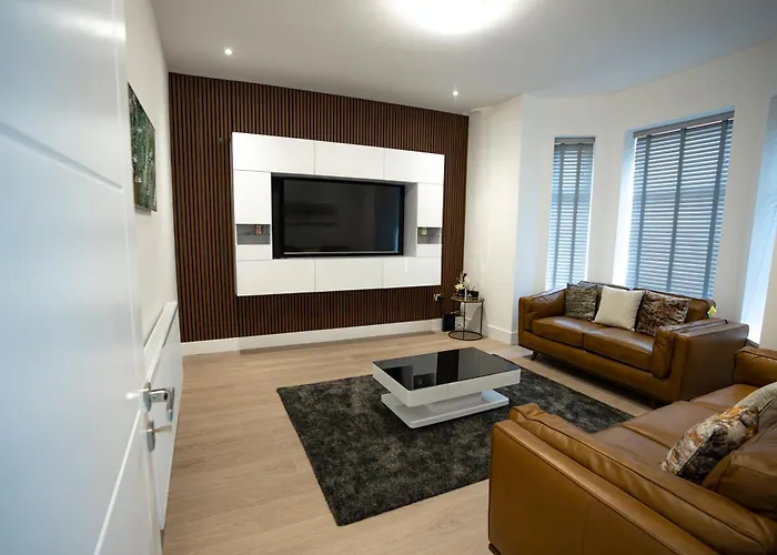 Luxury 6 Bed Near Centre With Cinema & Games 5 Bathrooms