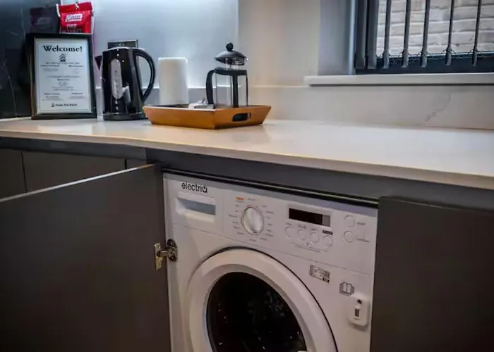 Aparthotel Super King Penthouse Minutes From Arndale Centre - Pass The Keys 4*