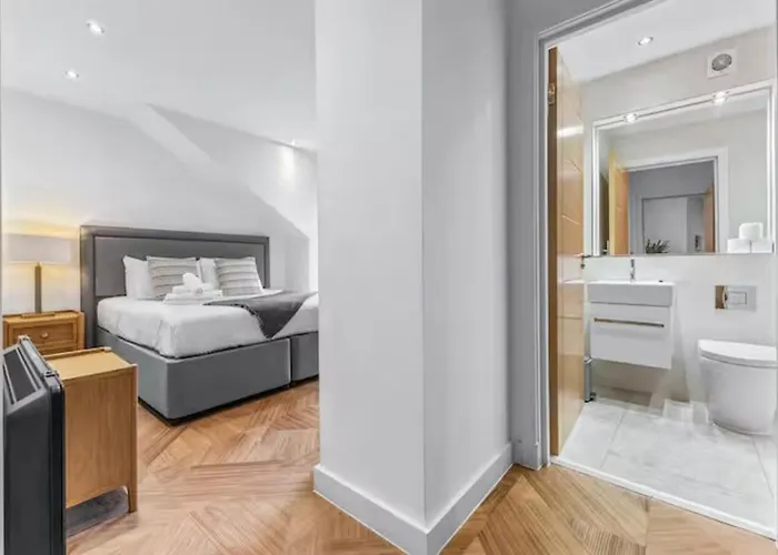 Super King Penthouse Minutes From Arndale Centre - Pass The Keys Manchester