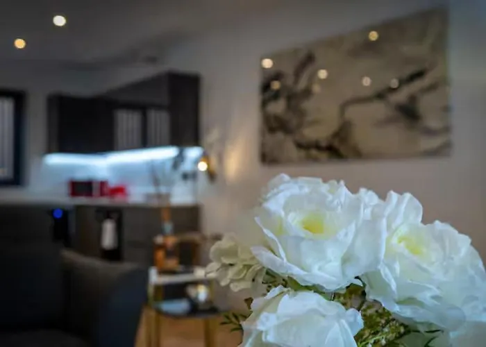 Super King Penthouse Minutes From Arndale Centre - Pass The Keys Aparthotel