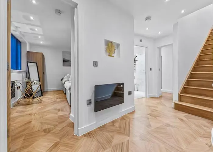 Super King Penthouse Minutes From Arndale Centre - Pass The Keys Aparthotel