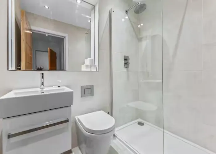 Super King Penthouse Minutes From Arndale Centre - Pass The Keys Manchester
