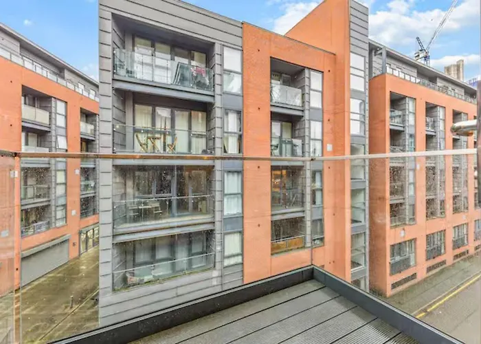 Stunning Split Floor Flat By Victoria - Pass The Keys