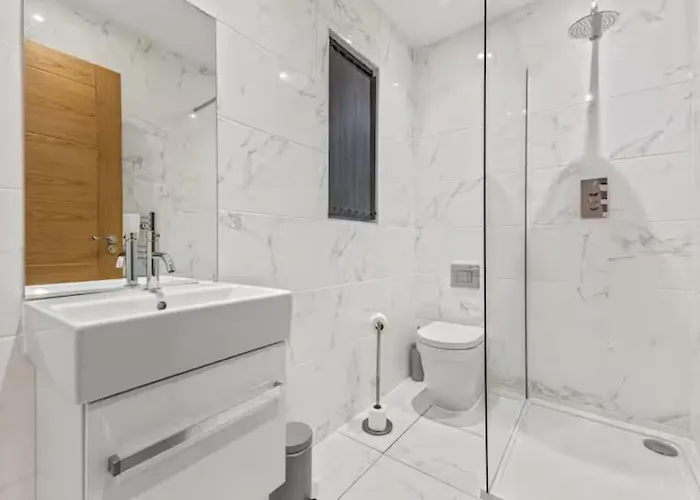 Stunning Split Floor Flat By Victoria - Pass The Keys