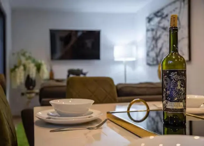 Stunning Split Floor Flat By Victoria - Pass The Keys דירה