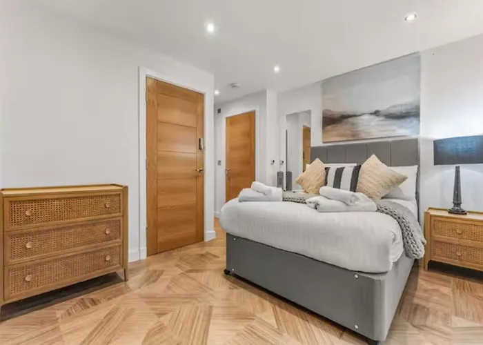 Stunning Split Floor Flat By Victoria - Pass The Keys Daire *