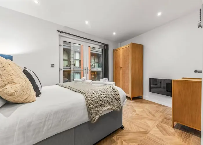 Stunning Split Floor Flat By Victoria - Pass The Keys Apartament