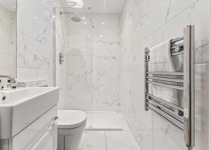 Stunning Split Floor Flat By Victoria - Pass The Keys Daire *