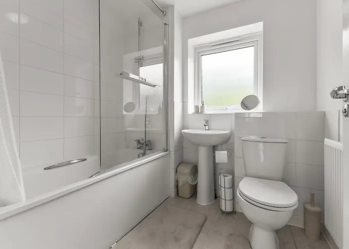 New Modern Townhouse Free Parking Manchester