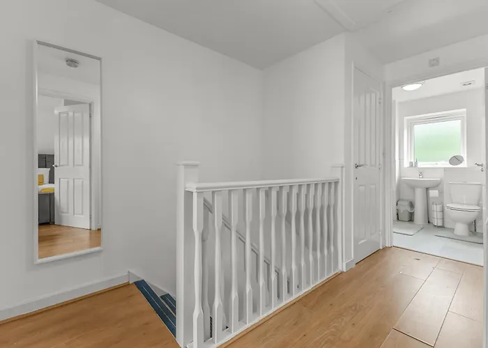 New Modern Townhouse Free Parking