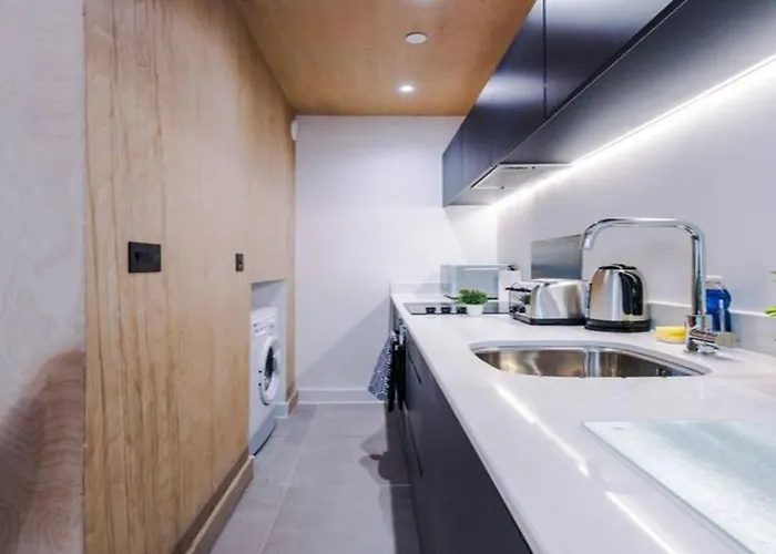 Modern Spacious Sleeps 5 Free High-speed Wi-fi *