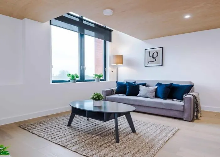Modern Spacious Sleeps 5 Free High-speed Wi-fi Manchester