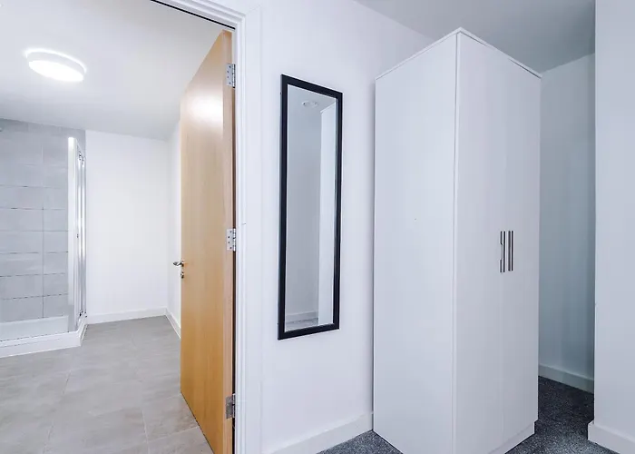 Large 2 Bedroom With Balcony By Host A