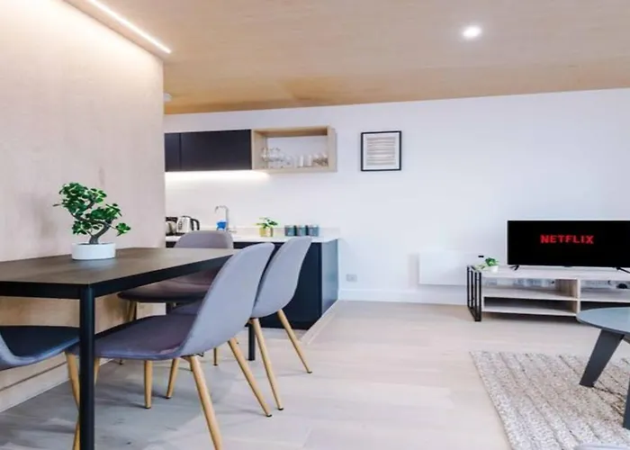 Modern Spacious Sleeps 5 Free High-speed Wi-fi * Manchester