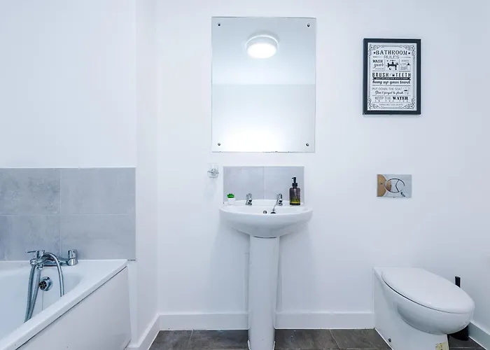 Large 2 Bedroom With Balcony By Host A 아파트 *