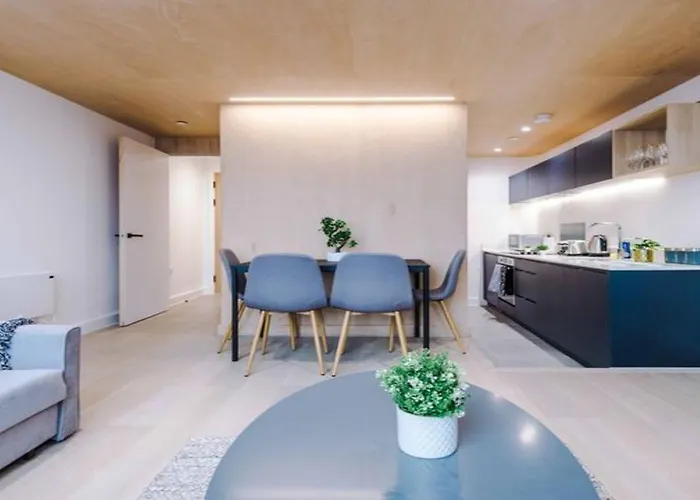 Modern Spacious Sleeps 5 Free High-speed Wi-fi Apartman *