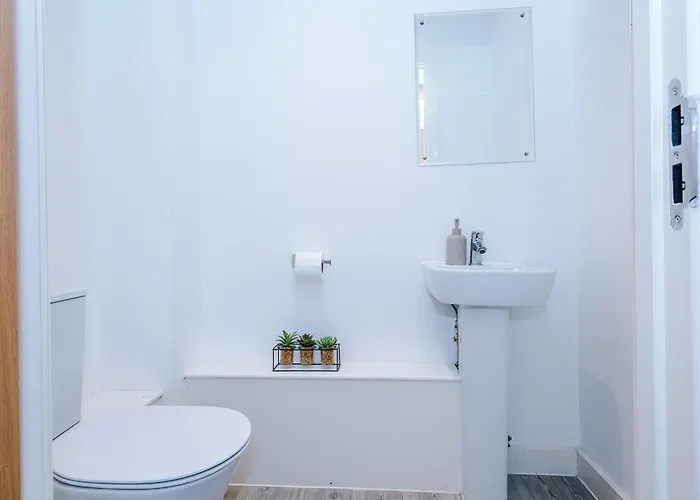 Modern 2 Bed With Balcony By Host A *