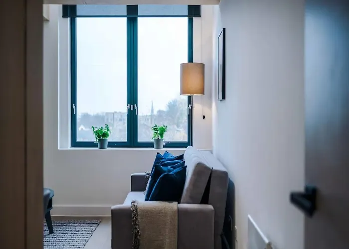 Apartment Modern Spacious Sleeps 5 Free High-speed Wi-fi *