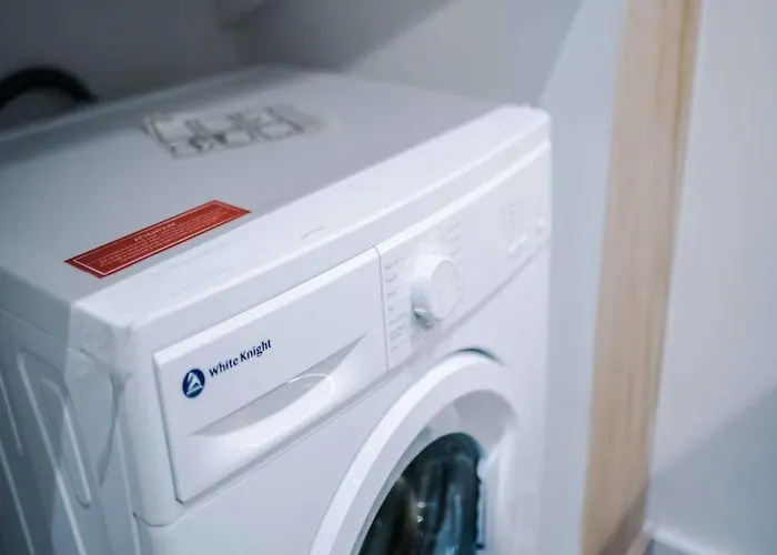 Modern Spacious Sleeps 5 Free High-speed Wi-fi