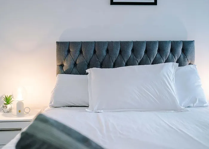 Large 2 Bedroom With Balcony By Host A * 맨체스터