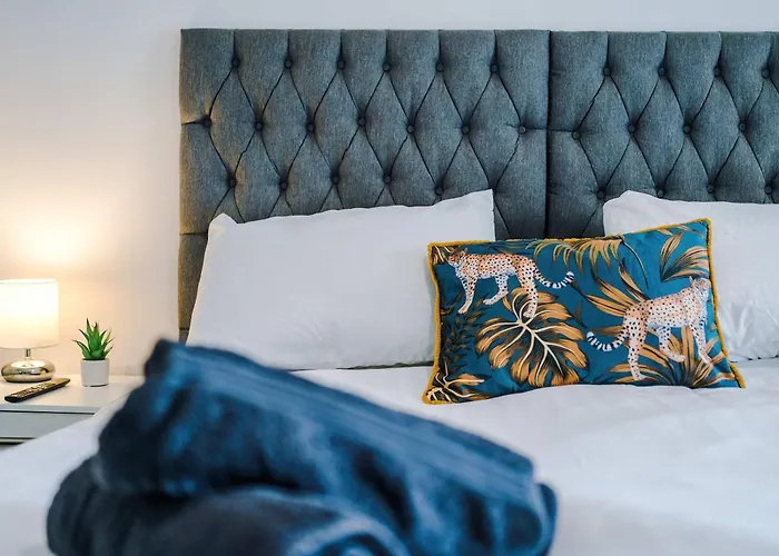 Large 2 Bedroom With Balcony By Host A