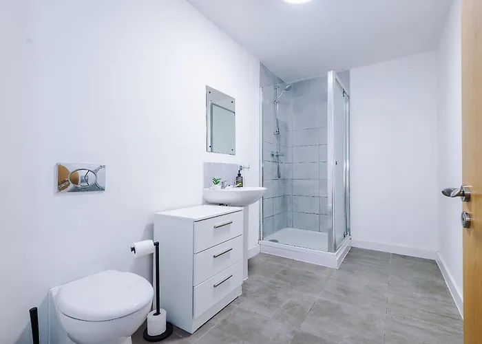 Large 2 Bedroom With Balcony By Host A *