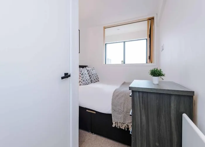 Modern Spacious Sleeps 5 Free High-speed Wi-fi Manchester