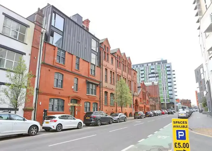 Stunning Split Floor Flat By Victoria - Pass The Keys *