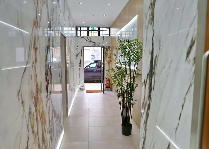 Stunning Split Floor Flat By Victoria - Pass The Keys