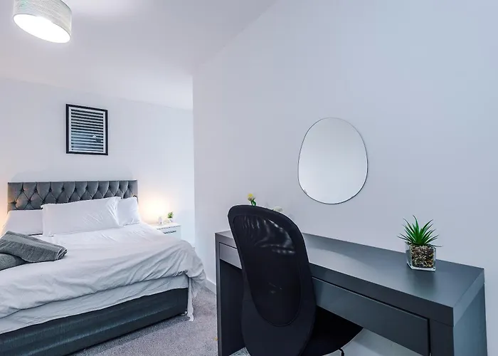 Large 2 Bedroom With Balcony By Host A * 맨체스터