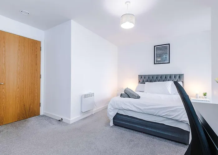 Large 2 Bedroom With Balcony By Host A