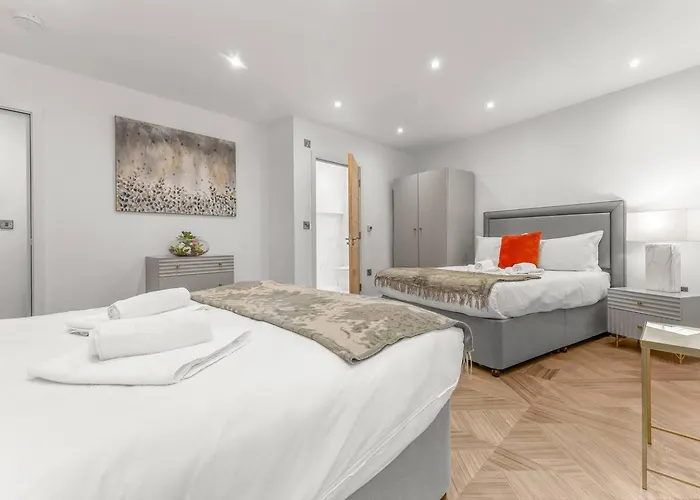 3 Bed Flat 8 Min Walk To Centre - Pass The Keys