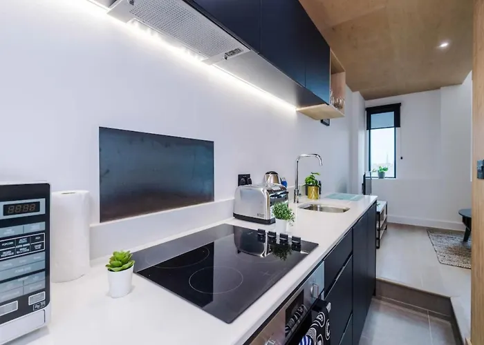 Apartment Modern Spacious Sleeps 5 Free High-speed Wi-fi