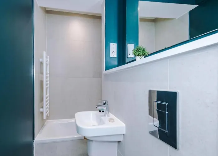 Modern Spacious Sleeps 5 Free High-speed Wi-fi Apartman