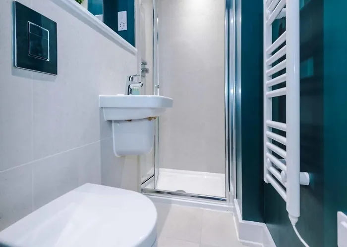 Modern Spacious Sleeps 5 Free High-speed Wi-fi Apartment *