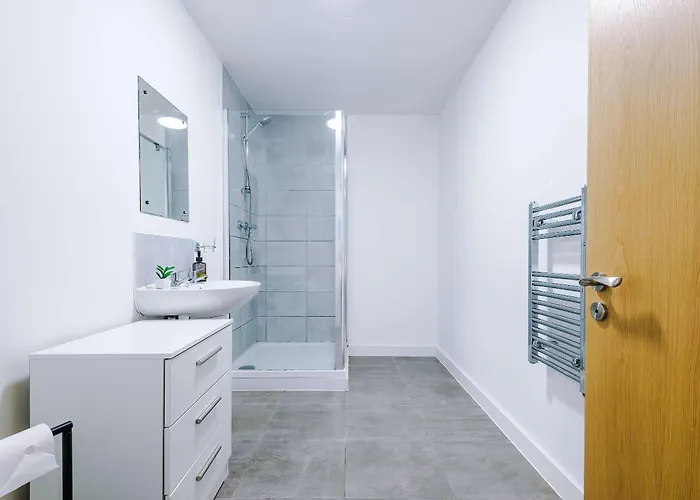 아파트 Large 2 Bedroom With Balcony By Host A