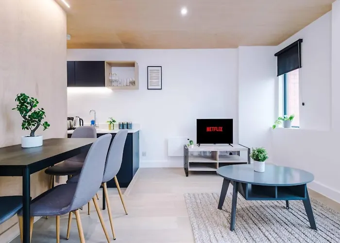 Modern Spacious Sleeps 5 Free High-speed Wi-fi *