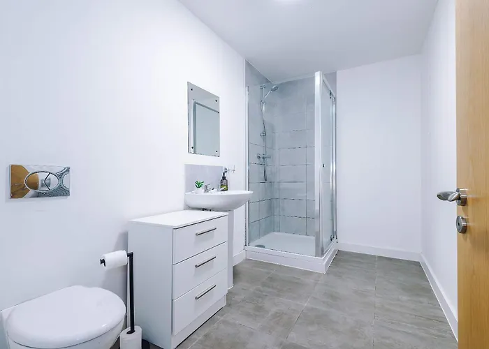 Large 2 Bedroom With Balcony By Host A Apartamento Mánchester